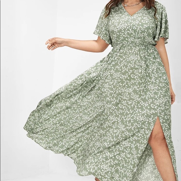 BLOOMCHIC Dresses & Skirts - NWT Floral Maxi Dress